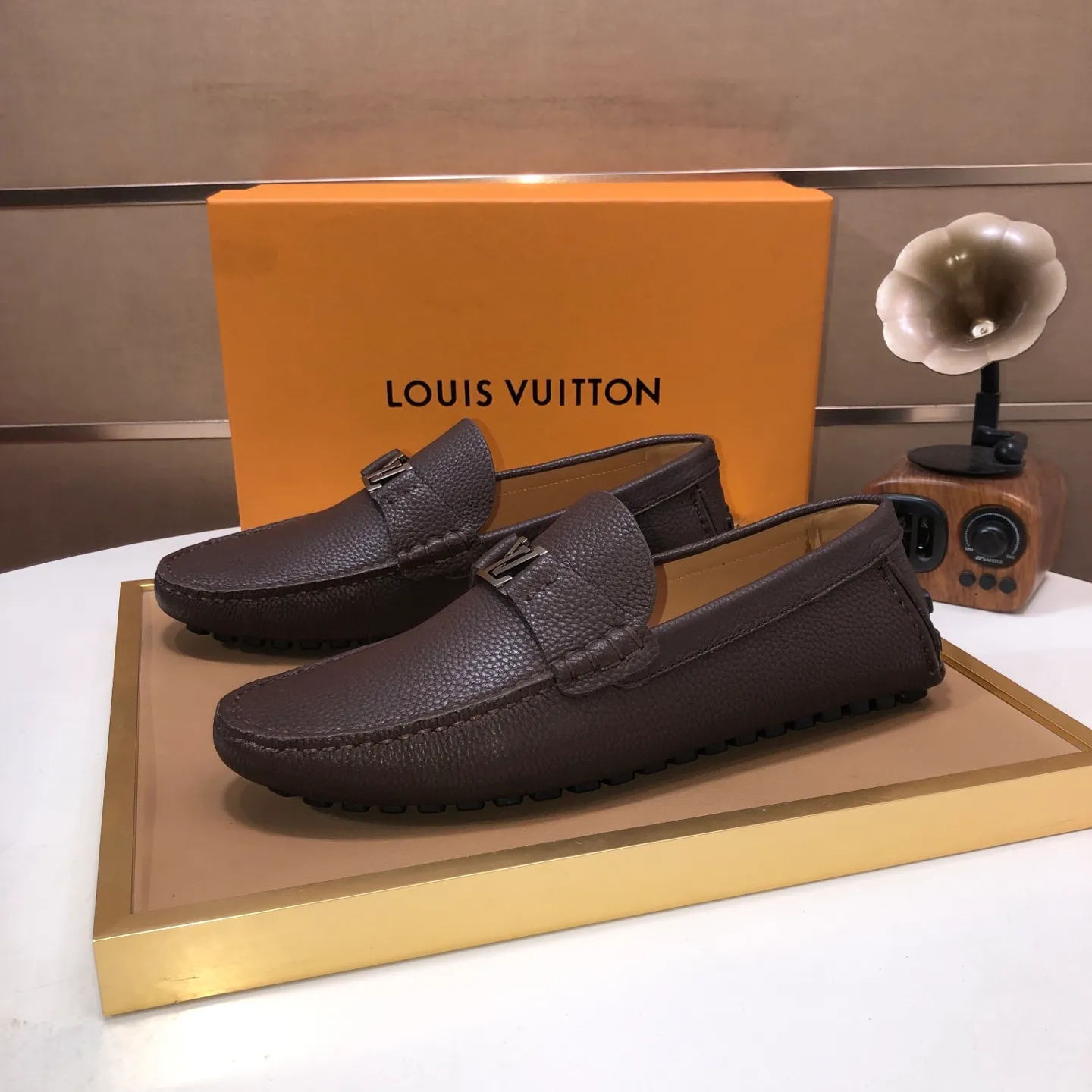 Men's men's shoes 💰420💰 [LV Doudou shoes] (water-dyed cowhide lining) new model is on the market, available on the official website. The new Doudou shoes are processed into single-color materials, and the uppers are made of imported cowhide material. The body of the shoe is fully hemmed with mark thread, and is lined with imported original cowhide leather. The elegant shoe shape is super suitable for all-matching, and the size is 38-44.